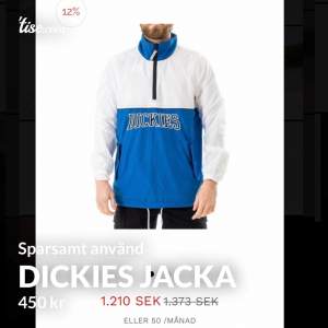 Dickies jacka i storleken s/m blir lite större på om man normalt har s på min bild har jag knutit upp jackan den är längre som på första bilden sparsamt använd eftersom det var så varmt i somras och blev en så kall höst