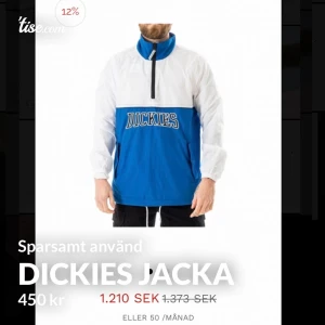 Dickies jacka  - Dickies jacka i storleken s/m blir lite större på om man normalt har s på min bild har jag knutit upp jackan den är längre som på första bilden sparsamt använd eftersom det var så varmt i somras och blev en så kall höst