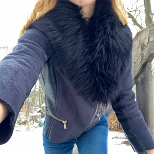 Jacka  - Vegansk jacka köpt från Asos för ca 2000 kr, märket Barneys originals. Sparsamt använd. Pälsen är avtagbar så det är som två jackor i en⛄️