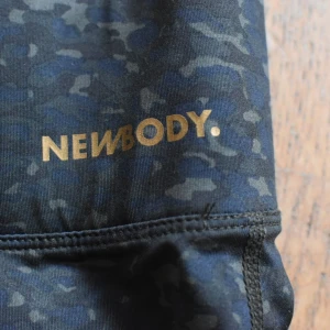 Träning - Snygga oanvända newbody träningsbyxor med praktisk ficka. De är tvättade men ej använda, i fint skick. Storlek M. Pris kan diskuteras.