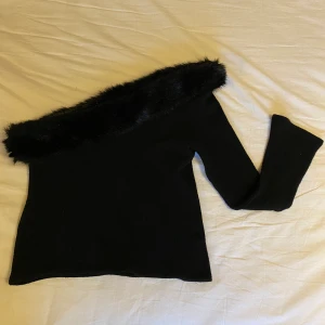 Långärmad! - Skitcool långärmad tröja med endast en arm + fejkpäls runt hela urringningen, (där bak också). Köpt secondhand; secondhand skick, tex nopprig osv. Aldrig använd av mig. Står ingen storlek men skulle säga S, eventuellt kanske M.