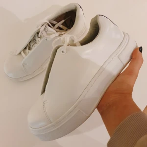Eytys doja leather white 36 - Ett par feta lädersneakers i platå från Eytys. Väldigt bra skick då dom endast är använda en gång. Modell doja läder, Storlek 36.