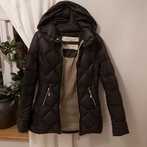 Längre dun jacka  - Säljer denna jätte snygga dun jacka. Det är en längre svart dunjacka med guld detaljer. Köpt för 1799kr men säljer den för endast 300kr plus frakt. Storleken är xxs men den passar xxs-xs,s