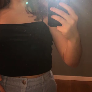 Sammets linne - Jättefint svart linne i sammet i strl M. Osäker på frakten, kjolarna säljs i andra inlägg 💓