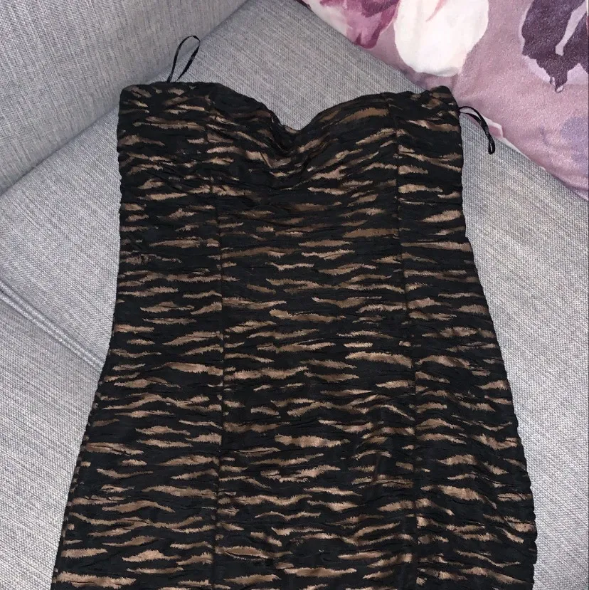 En festlig leopard mönstrad klänning, aldrig använd men väldigt fin dock. Går att frakta! . Klänningar.