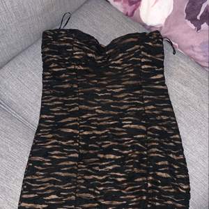 En festlig leopard mönstrad klänning, aldrig använd men väldigt fin dock. Går att frakta! 