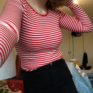 Randig tröja  - Randig trendig tröja från H&M. Aldrig använd helt som ny! Storlek XS! 50kr + frakt 💘