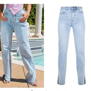 Split hem jeans - Jeans från prettylittlething storlek 8/36. Jeansen är långa på mig som är 173. Frakt tillkommer 63kr 