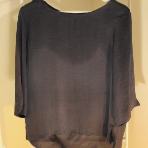 Mörkblå blus från Lindex - Mörkblå blus från Lindex fint skick! storlek: S&M (storlekslappen är bortklippt) Direkt pris: 15kr, Skriv buden till mig privat eller kommentera på bilden! Buda med minst 5kr varje gång ✨(Alla bud är välkomna) Köpare står för frakten (Du bestämmer vilket paket så länge det uppfyller vikt och storleks kraven)