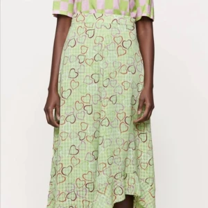Kjol från Stine Goya.  - Ny kjol från Stine Goya - Marigold Hearts. Grön med hjärtan i olika färger. Storlek S. 