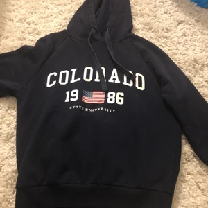 Hoodie  - Marinblå hoodie från Gina tricot. Stolek Xs och säljer för 80kr