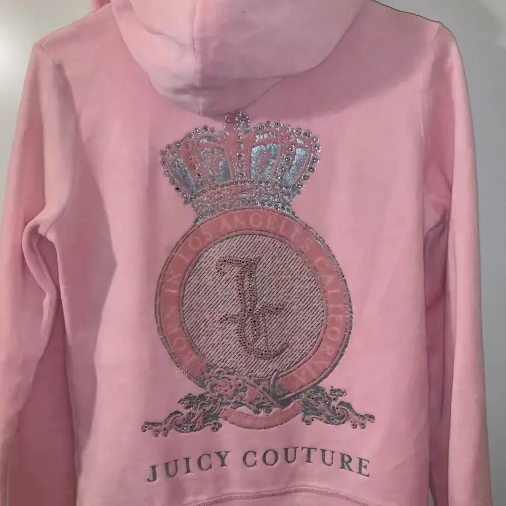 Hej! Jag säljer nu min rosa Juicy couture hoodie/kofta med ett väldigt fint tryck på baksidan!💕 Nypriset var ungefär 1000 kr men jag säljer den nu för 195 kr.. Tröjor & Koftor.
