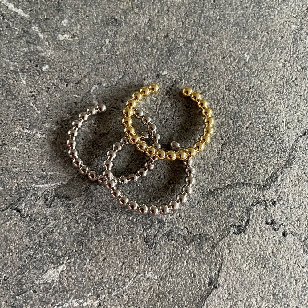 Säljer dessa snygga ringarna i s925 silver, dvs de färgar inte av sig⛓ Ringarna är töjbara och säljs i både guld och silver för 99 kr/ st 🤍💛 GRATIS FRAKT 📦 ✨. Accessoarer.