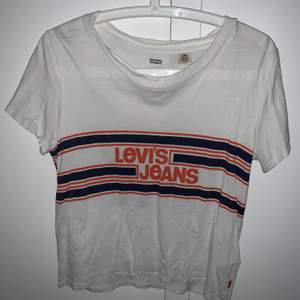 Retro Levis T-shirt, inköpt från carlings. Använd fåtal gånger. Lite kortare i modellen. 