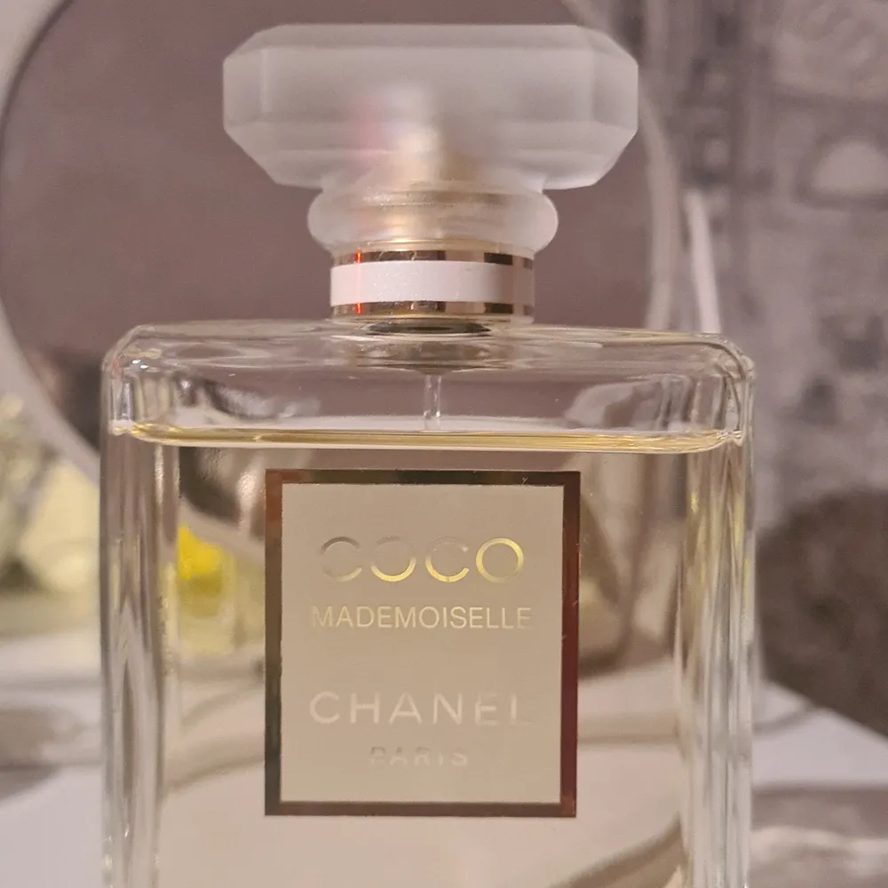 Nästan oanvänd Chanel parfym. Jättefin flaska (100 ml!!) Intressekoll<3 Buda från 400 kr💞 högst bud: 600kr. Övrigt.
