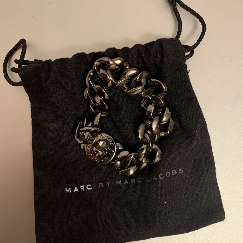 Marc Jacobs armband. Knappt använd, så bra skick!                                        🖤FRAKT TILLKOMMER🖤. Accessoarer.