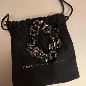 Marc Jacobs armband. Knappt använd, så bra skick!                                        🖤FRAKT TILLKOMMER🖤
