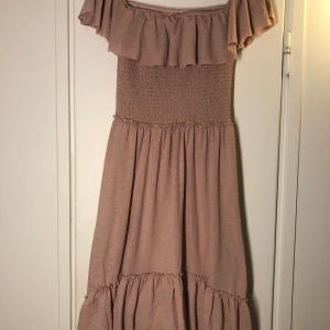 Off soulder klänning - Gammelrosa klänning från Vila. Knälång på mig som är 175cm lång