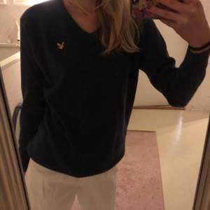 Mörkblå tröja från lyle and scott (vintage) storleken har krympt så den passar en Xs och S