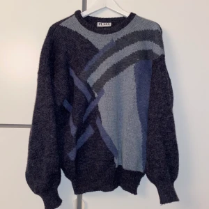 Vintage tröja - Vintage tröja, tror de är ull då den är varm, sticks inte, uppskattar till en M/L då den sitter lite oversized på mig som har s 