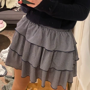 Zara kjol - Jätte snygg kjol från zara som är jätte trendig och super snygg! Inköpt i somras för 300kr. De är en liten märke dar jag spyde kjolen för den var sönder när jag köpte den fast det täcks när man har på kjolen så de syns inte als!💕 lägg bud i kommentarerna 