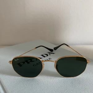 Ray ban - Solglasögon från Ray Ban. Som nya, dock liten repa på glaset (se bild tre) men knappt märkbar. 
