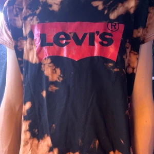 LEVIS TRÖJA - Säljer en Levis tröja, använt ett få antal gånger, dye pattern har jag gjort själv och materialet är extremt skönt, perfekt för dig som både gillar Levis men även dye patterns, finns på gröna linjen, tar emot Swish & kontanter :)