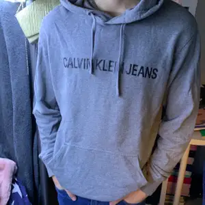 Säljer en Calvin klien hoodie, använt ett antal gånger, väldigt bekväm att ha på sig, basic men snygg design, finns på gröna linjen, tar emot Swish & kontanter :)