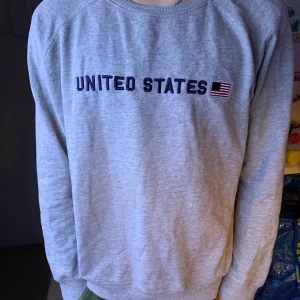 UNITED STATES TJOCKTRÖJA  - Säljer en United states tjocktröja, den är ganska oversized och väldigt gosig, perfekt för dig som vill ha en basic men snygg tjocktröja, finns på gröna linjen, tar emot Swish & kontanter :)