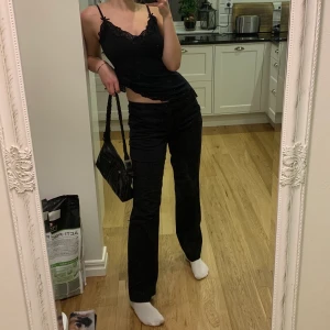 Snyggaste kostymbyxan  - Från esprit strl 38/40 men vintage så sitter som en 36/38. Jag är 176 lång o bär ofta 36 i byxor. Lite randiga men syns inte super mycket! Saknas en knapp vid gylfen, där finns en annan så ingeting som stör, skickar närmre bilder vid intresse 