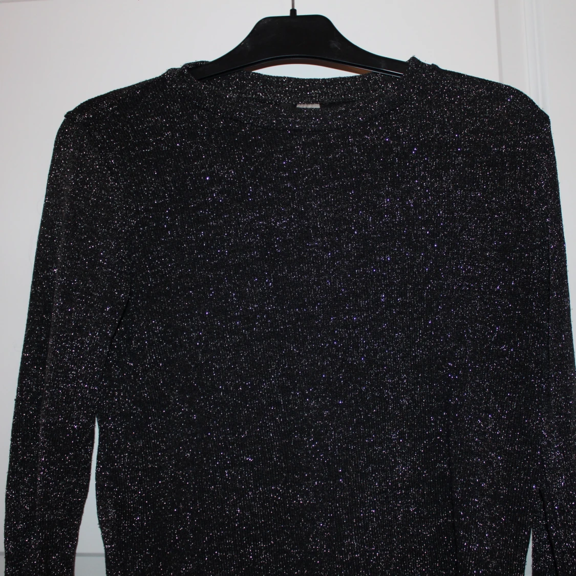 Glittrig kortärmad tröja. 