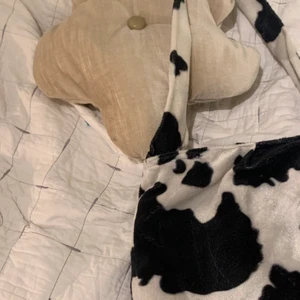 Koväska stor! - Axelremsväska som hänger ner till höften och rymmer mycket! Kan sätta till blixtlås om det önskas för 30kr extra. Görs på beställning<3 frakt 22kr 