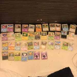 Pokémon kort  - 40 stycken Pokémon kort som är tillverkade mellan 1995 och 2019. Det bästa kortet har 110 hp och det sämsta har 30 hp 