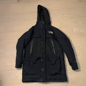 The North Face jacka - En snygg vinterjacka i det trendiga och mycket populära märket The North Face. Jackan är i mörk blå, i bra skick, och i storlek Small. Den är dock stor i storleken men passar perfekt om du vill gå för en oversized look. Jag kan mötas, alternativt står köpare för fraktkostnader!