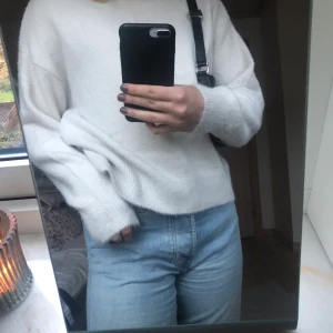 Vit stickad tröja - Såå mjuk och fin tröja från H&M, bra skick! 