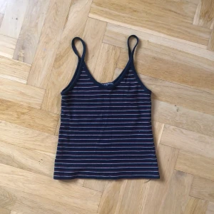 Randigt linne, Brandy Melville - Randigt linne i blå, vit & röd. Kort och tight modell, one size