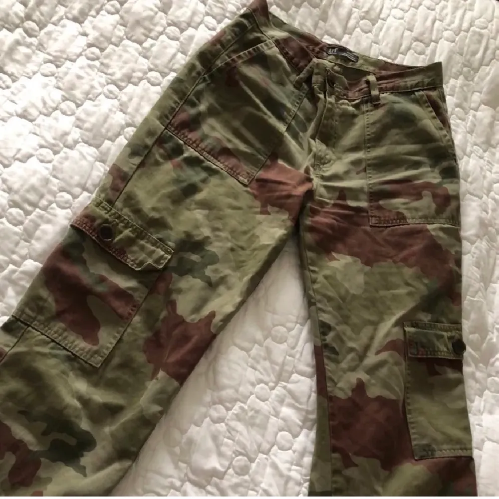 Svincoola militärgröna byxor från Zara ursprungligen, med vida ben och fickor längs benen. Jag är 168, de är lite för korta på mig, så borde passa någon 160-165 lång❣️ . Jeans & Byxor.