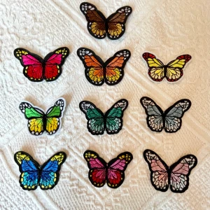 Tygmärken i form av fjärilar - Tygmärken/patches i form av fjärilar. Kan strykas på olika textiler, tex en tröja eller väska! 30kr/st eller paketpris (skriv DM) Frakt kostar 11kr💞 andra bilder visar vilka som finns kvar💞 säljer även andra tygmärken i en annan annons!