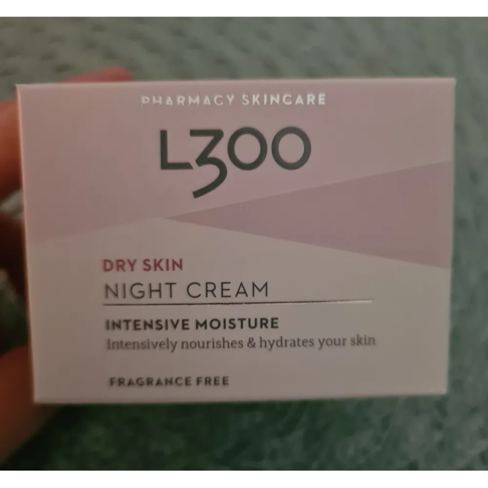 L300 Intensive Moisture Night Cream , nattkräm Storlek: 50 ml *Boostar hudens naturliga återfuktningssystem *Stimulerar hudens förnyelse *Oparfymerad   Skick: Ny För mer produkt info se bilder.. Övrigt.