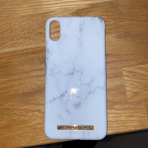 Skal från ideal of sweden för iphone x max/xs max  - Den är i nyskick, har bara haft den men aldrig använt. 