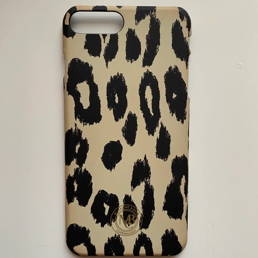 Mobilskal från Malene Birger för IPhone 7+/IPhone 8+. Har endast en liten spricka uppe vid kameran men annars i jättefint skick! Säljs för 100kr + frakt ✨. Övrigt.