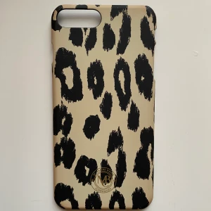 Malene Birger skal 🦋 - Mobilskal från Malene Birger för IPhone 7+/IPhone 8+. Har endast en liten spricka uppe vid kameran men annars i jättefint skick! Säljs för 100kr + frakt ✨