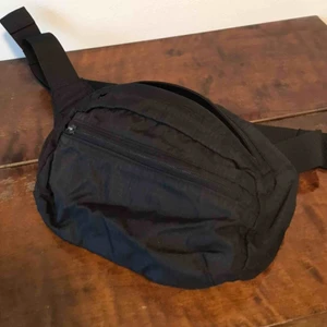  - Fanny pack / magväska från Weekday. Trasig dragkedja 🌞