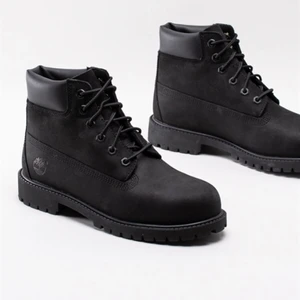 Svarta timberlands skor - Svarta timberlands skor köpta för 2 vintrar sen men har knappt blivit använda, skriv för att få fler bilder. Köparen står för frakt😊