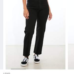 Knappt använda Levis jeans i storlek 25, orginal priset på jeansen ligger på 1199kr och säljer dem för 500kr vilket jag tycker är ett ganska rimligt pris. Säljer därav att jag inte tycker dem kommer till användning ❤
