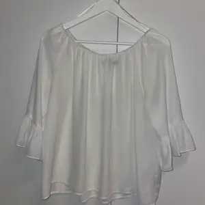 En vit blus från Bikbok i storlek S. Det är resår längsmed halsen så tröjan kan även användas som off-shoulder. Fraktkostnader tillkommer.