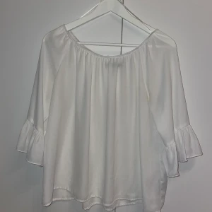 Vit blus strl. S - En vit blus från Bikbok i storlek S. Det är resår längsmed halsen så tröjan kan även användas som off-shoulder. Fraktkostnader tillkommer.