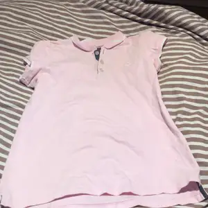 Rosa tröja med krage storlek 146/152, bra skick, säljer pga att en är för liten på mig