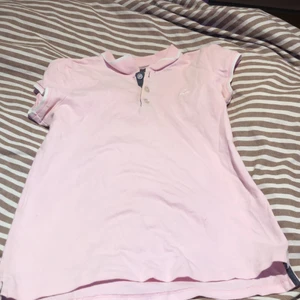 Rosa tröja med krage storlek 146/152 - Rosa tröja med krage storlek 146/152, bra skick, säljer pga att en är för liten på mig