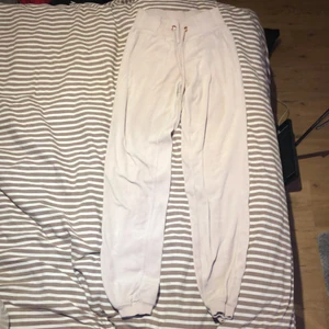 Rosa mjukisbyxor storlek xs - Rosa mjukisbyxor storlek xs, ifrån Cubus, i bra skick, säljer pga längden inte passar mig 
